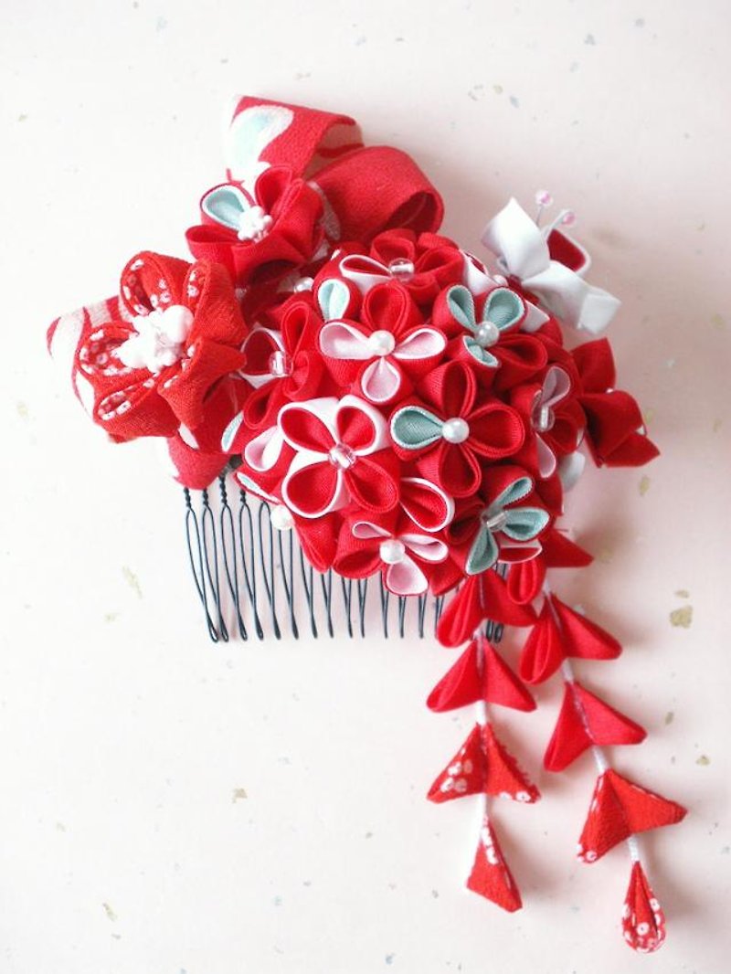《New color》 Knob work hair ornament [Hydrangea motif / red / blue] using old cloth - Hair Accessories - Silk Red