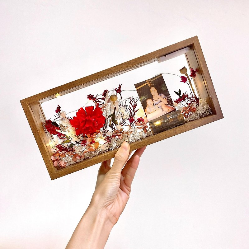 Mother's Day Carnation commemorative photo frame. Mom will be very touched when receiving the eternal flower photo frame. - Dried Flowers & Bouquets - Wood Red