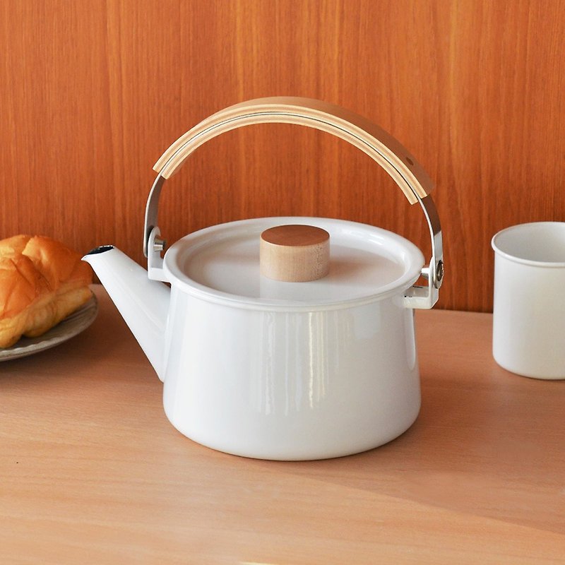Japanese FORMLADY Koizumi Makoto Kaico Japanese-made wooden handle enamel teapot-1.45L - ถ้วย - วัตถุเคลือบ ขาว