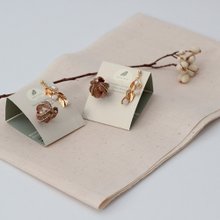 手作りの非対称イヤリング、軽い高級感、月桃の種のクラウンプラント、個性と自信