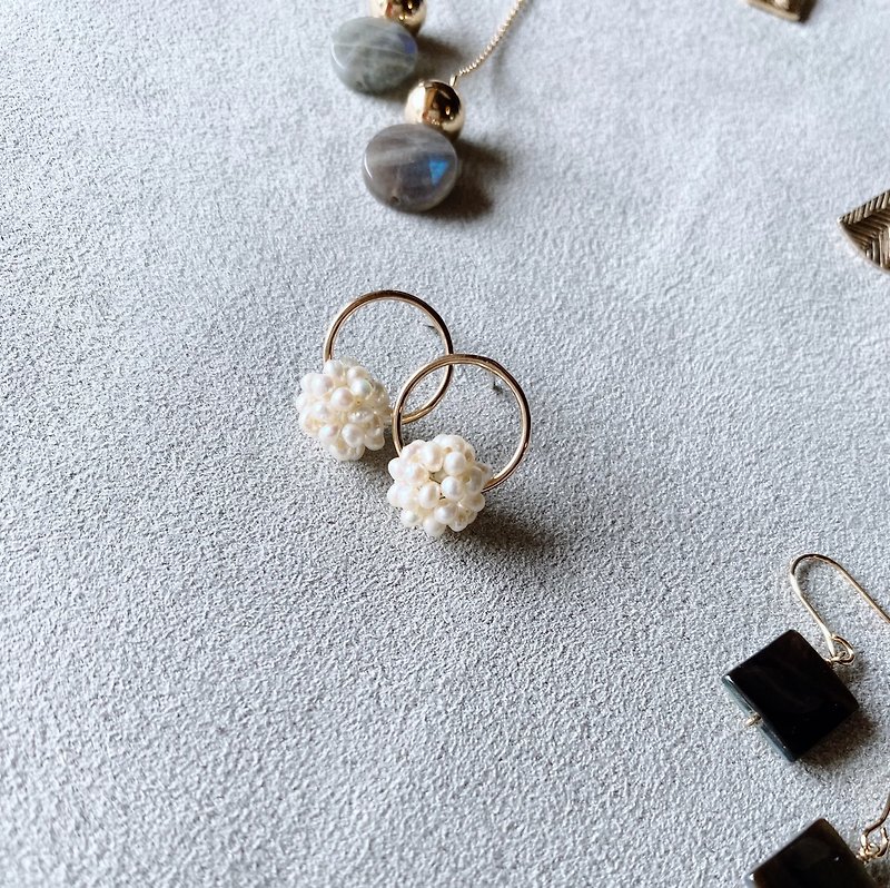 Pearl flower ball earrings // Clip-On can be - ต่างหู - ไข่มุก ขาว