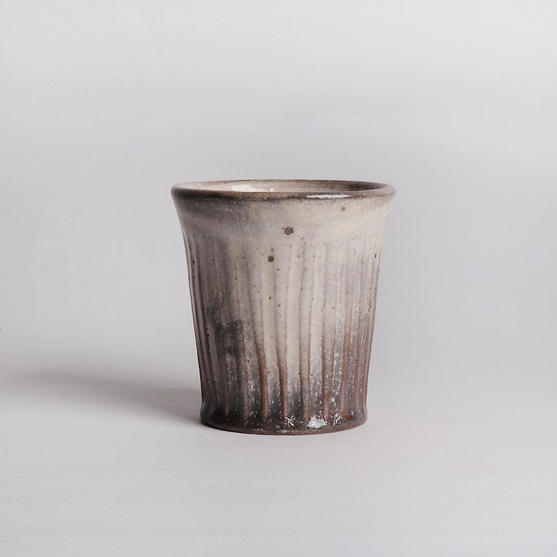 Mingya kiln l Japanese style carbon shino carved teacup soup - ถ้วย - ดินเผา หลากหลายสี