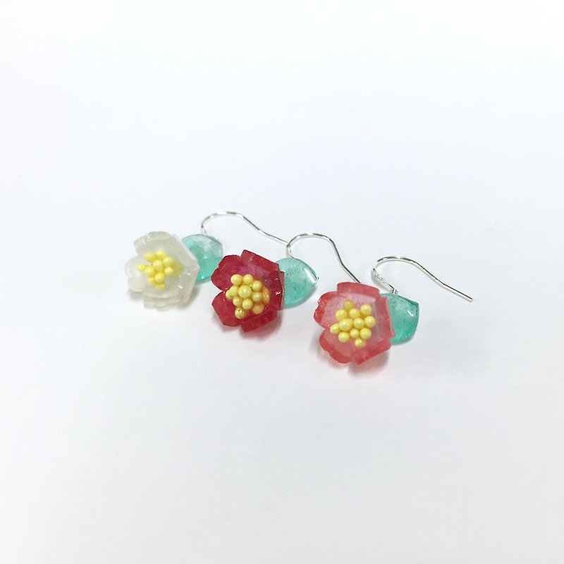 【If Sang】 camélia. Chun flower. Camellia. Sterling silver earrings. French earrings / Japanese resin earrings / ear clip. Handmade. - Earrings & Clip-ons - Other Materials Red