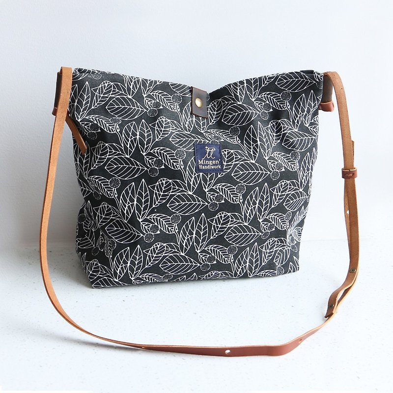 Mingen Handiwork autumn leaf print retro style versatile canvas small shoulder bag XKB18001 - กระเป๋าแมสเซนเจอร์ - ผ้าฝ้าย/ผ้าลินิน สีดำ