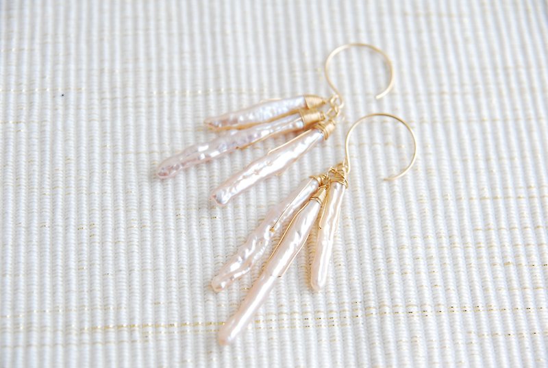 Light pink stick pearl earrings (14kgf) - ต่างหู - เครื่องเพชรพลอย สึชมพู