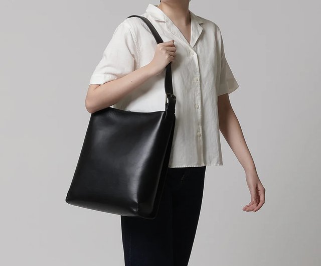 24時間以内発送 未使用品 黒色 Leather Shoulder Bag black smooth leather shoulder bag