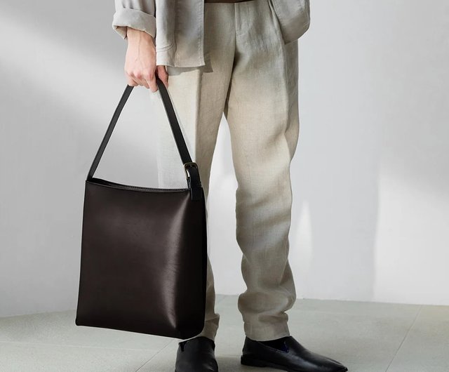 24時間以内発送 未使用品 黒色 Leather Shoulder Bag Givenchy | Voyou black shoulder bag | Savannahs