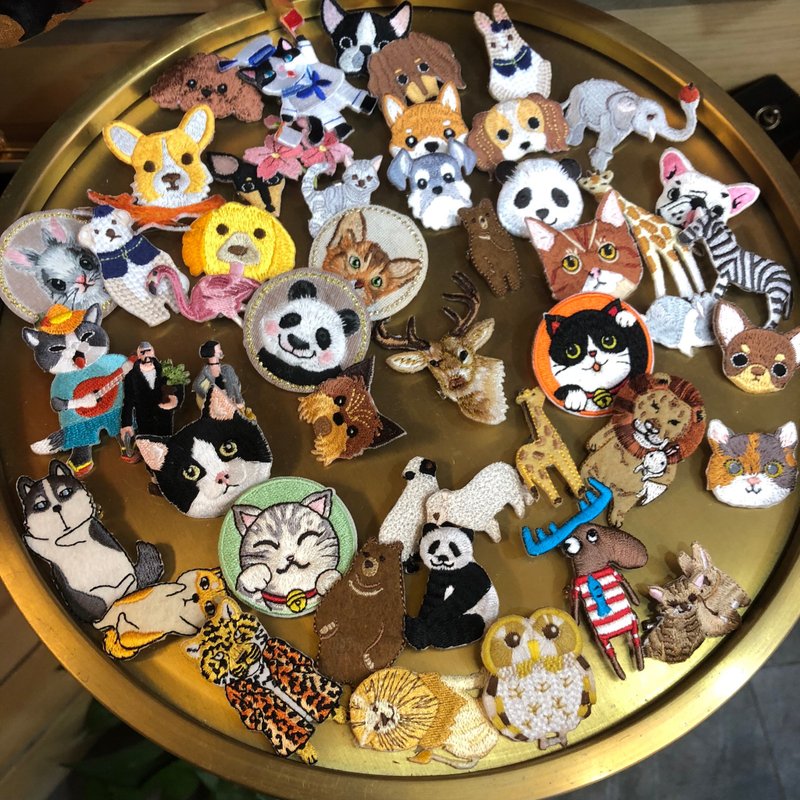 可愛小胸針買包包隨機贈送禮品 - 胸針 - 其他材質 