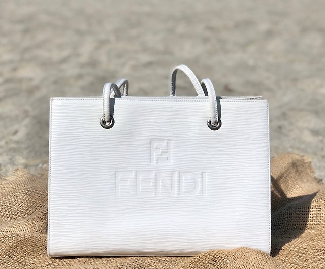 日本直送 名牌中古包 】FENDI フェンディ ロゴ型押し エンボスレザー