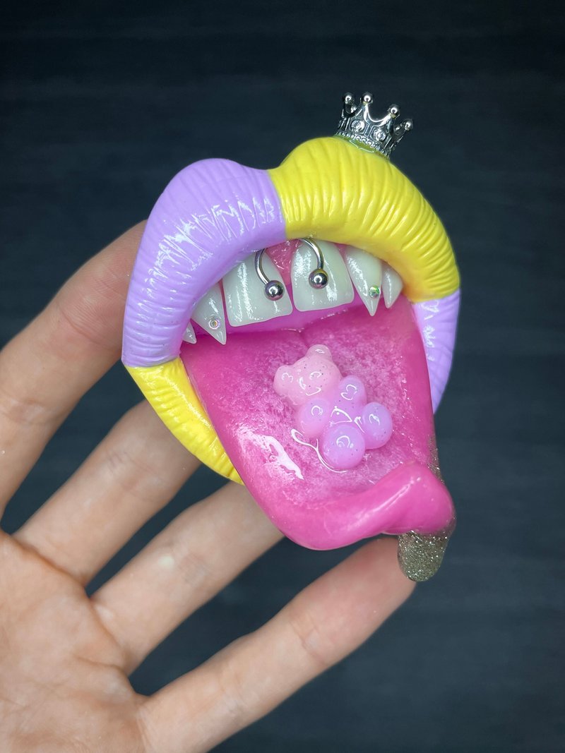 Brooch / Pin. Purple & yellow lips with a little crown. - 胸針 - 黏土 