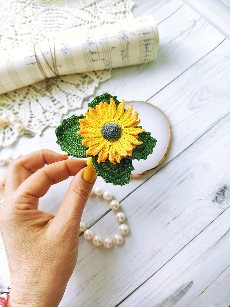 向日葵別針、向日葵胸針、花卉飾品 - 胸針 - 棉．麻 黃色