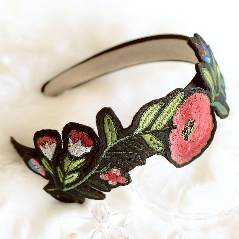 Embroidery Flower Decoration Headband - เครื่องประดับผม - วัสดุอื่นๆ สีดำ