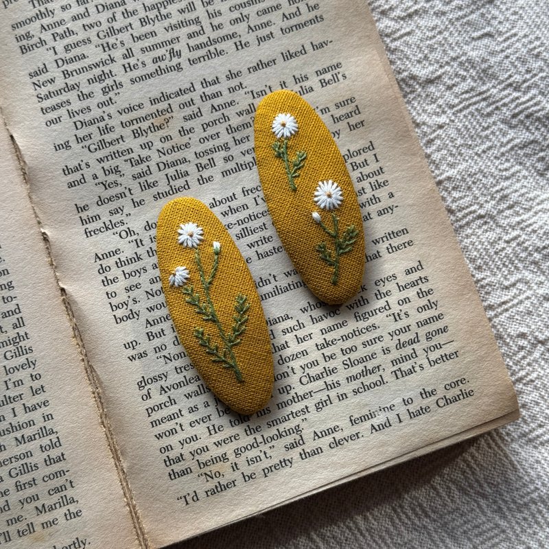 手工刺繡 白色小雛菊髮夾/BB夾 - 髮圈/髮夾 - 棉．麻 黃色