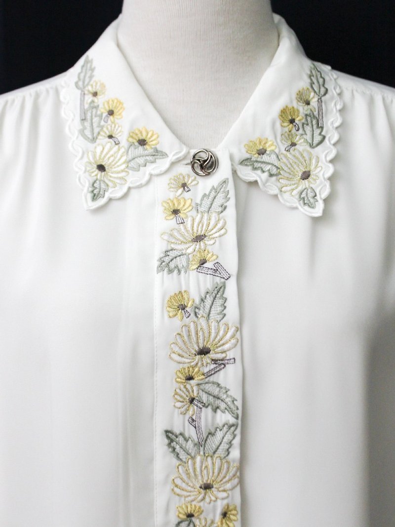 [] RE0310T1857 sunflower embroidered polo shirt white vintage - เสื้อเชิ้ตผู้หญิง - เส้นใยสังเคราะห์ ขาว