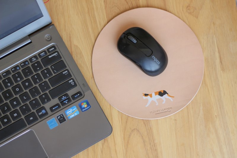 Fresh and creative printing handmade vegetable tanned cowhide cat round mouse pad - แผ่นรองเมาส์ - หนังแท้ 