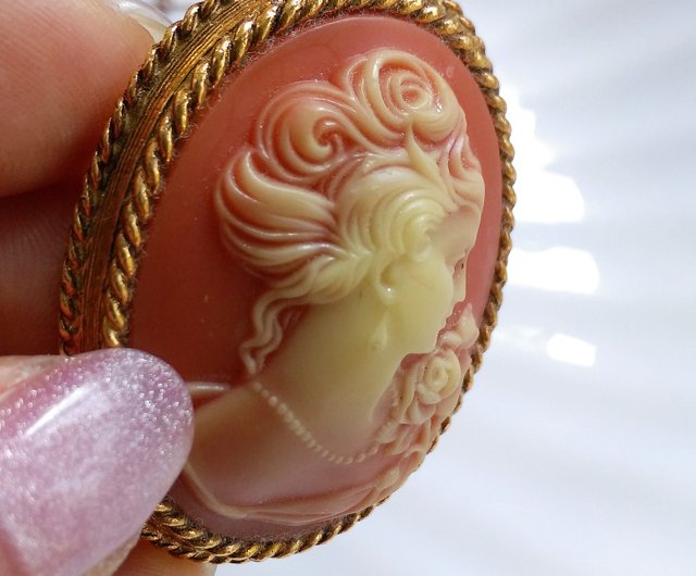 CAMEO LADY Pin