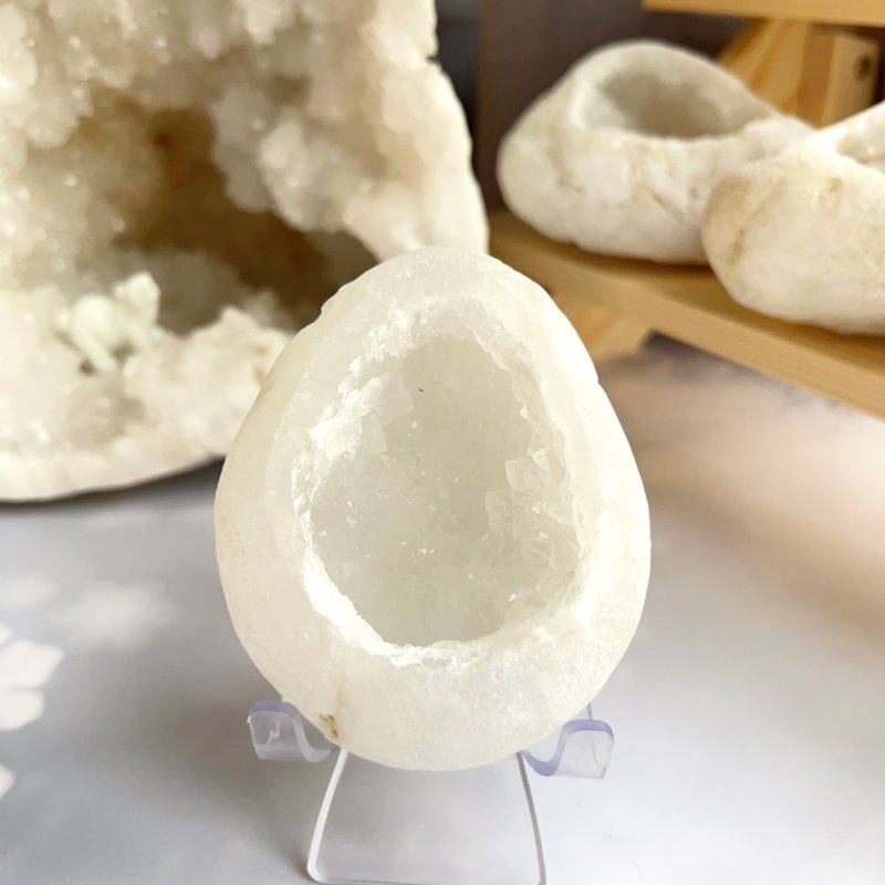 Angel of Wish~Boutique-grade Moroccan white crystal geode (E) with base (without lamp holder) - Items for Display - Crystal 