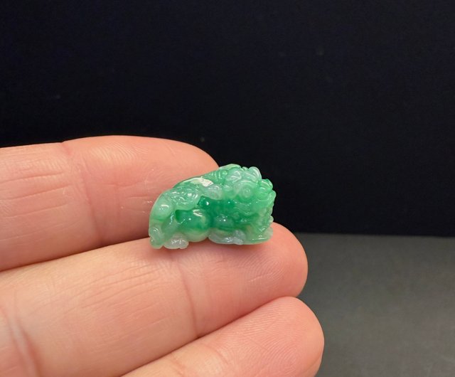 ミャンマー産A貨本翡翠の貔貅さん 天然ミャンマー産本翡翠、鮮やかなグリーンが美しい貔貅（ひきゅう）の