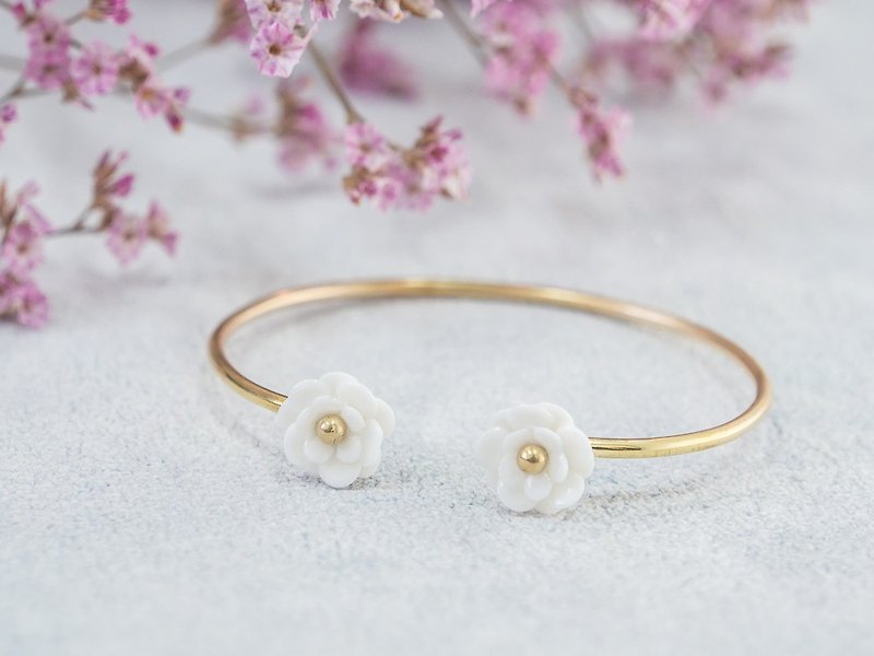 Plum ~ white porcelain flower bracelet ~ size Mini - 手鍊/手鐲 - 其他金屬 白色