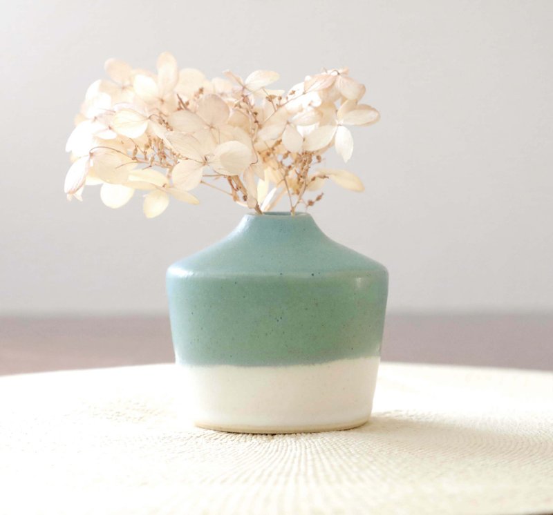 Forest green and white mat vase - เซรามิก - ดินเผา สีเขียว