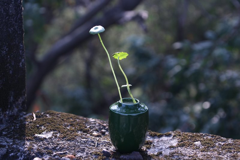 Emerald green mini flower - Pottery & Ceramics - Porcelain Green