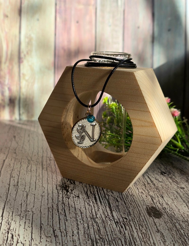 【聖誕禮盒】聖誕香氛錫雕字母飾品 (項鍊/鑰匙圈) - 金工/飾品 - 其他金屬 