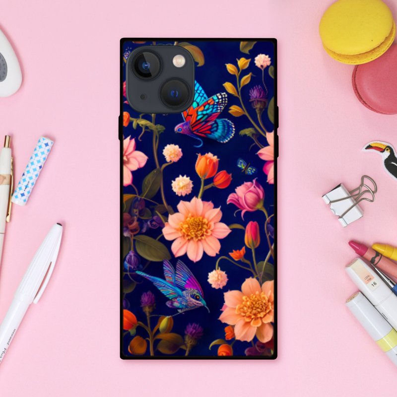 北欧のカラフルで色鮮やかな花柄に飛び交う神秘的な蝶のような鳥 スクエア型スマホケース【強化ガラス仕上げ】iPhone16 対応 - 手機殼/手機套 - 塑膠 多色