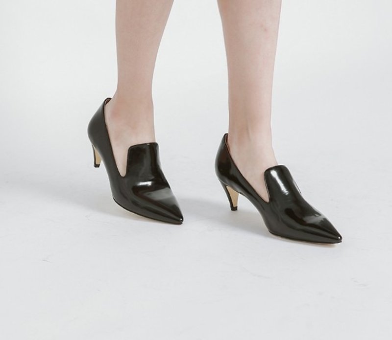 レトロなシート状の尖った革のローヒールの靴のミラーブラック - パンプス - 革 ブラック