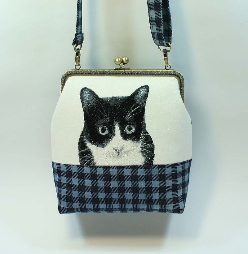 Embroidered 20cm ㄇ-shaped gold cross-body bag 06-black and white cat - Messenger Bags & Sling Bags - Cotton & Hemp Blue