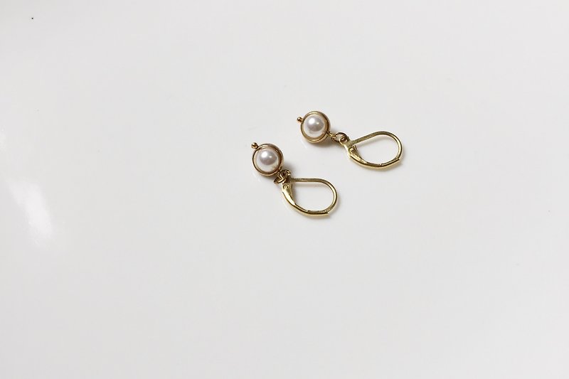 White circle pearl brass modeling earrings - Earrings & Clip-ons - Other Metals White