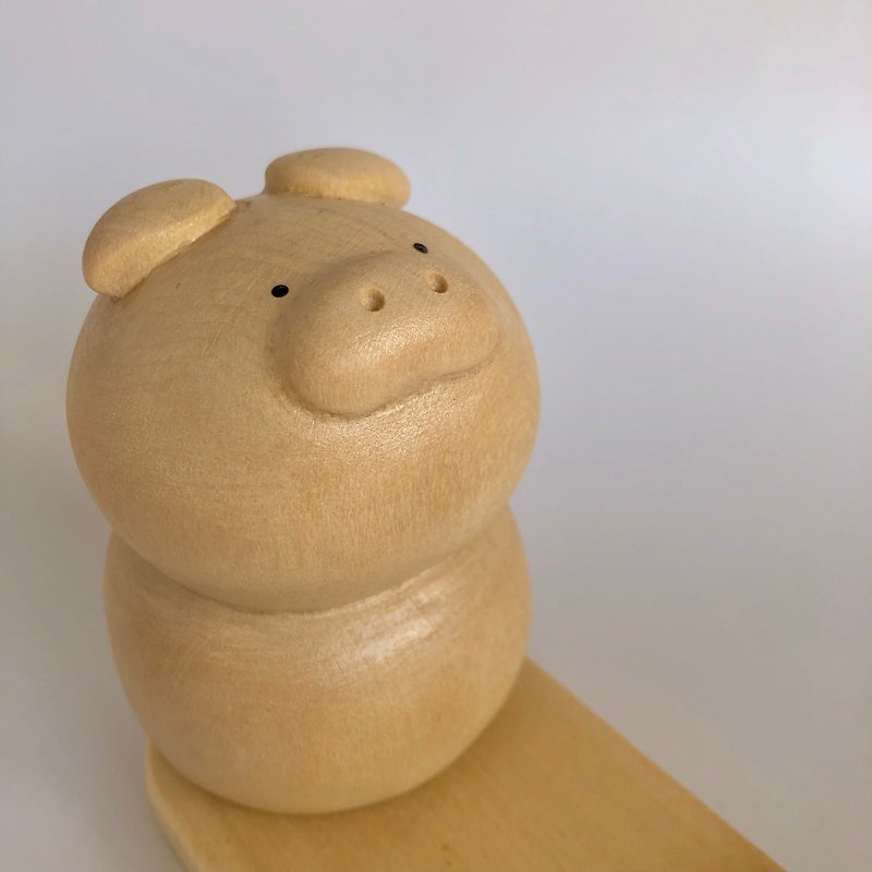 A daruma-style pig figurine that can be used as a smartphone stand - Items for Display - Wood Khaki