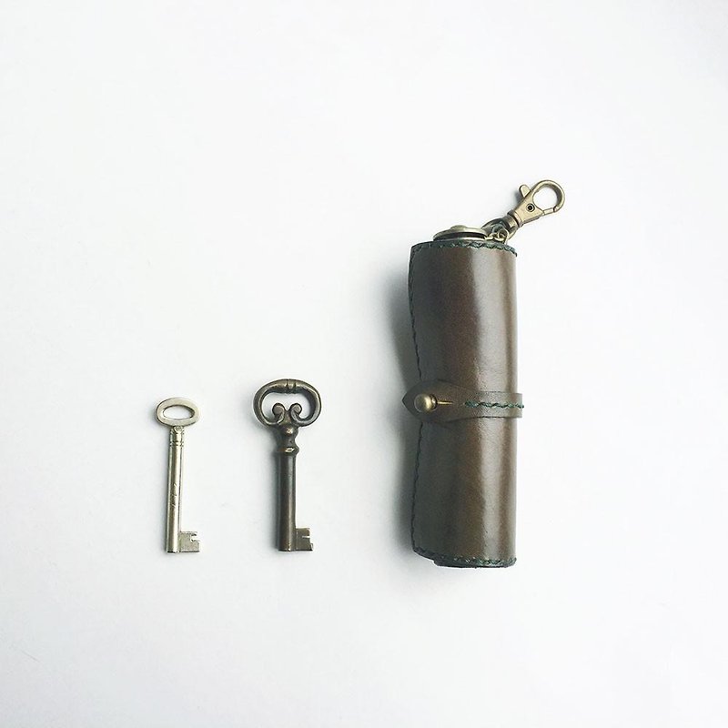 Engulf round and round, scroll key case khaki - ที่ห้อยกุญแจ - หนังแท้ สีเขียว