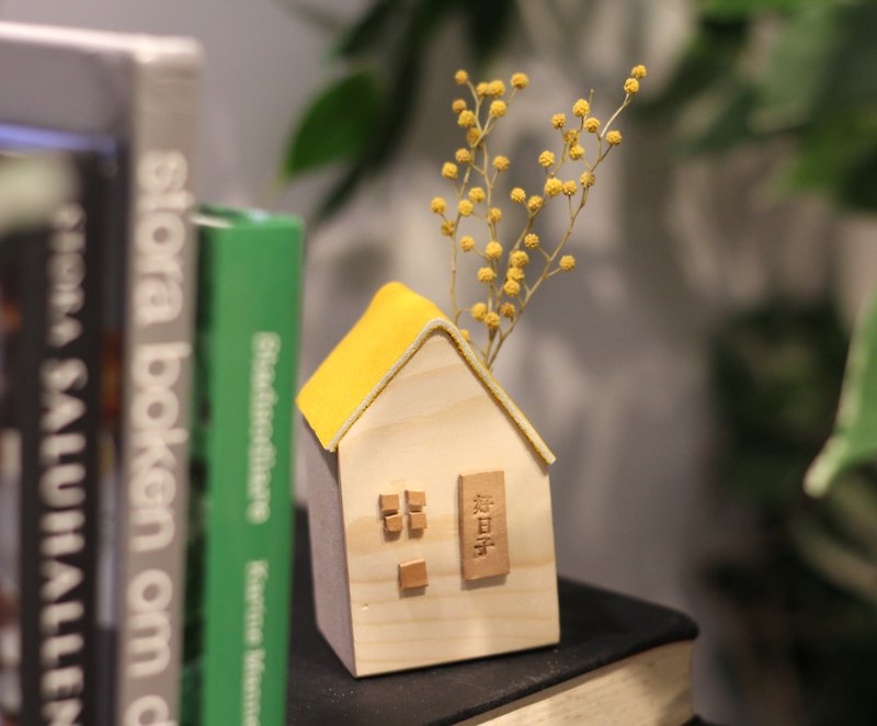 ホームシリーズ-小さな家のペンのフラワーアレンジメント-グッドデイ - 置物 - 木製 イエロー