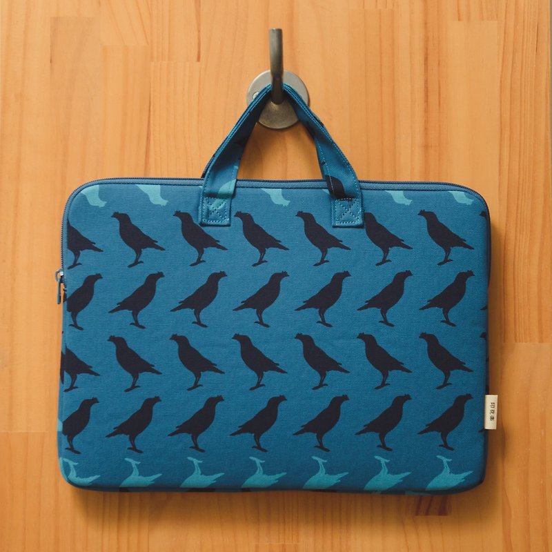 13" Laptop Case/Crested Myna No.5/Dark Lake Blue - เคสแท็บเล็ต - ผ้าฝ้าย/ผ้าลินิน สีน้ำเงิน