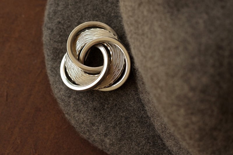 Vintage silver tone knot brooch pin b168 - เข็มกลัด - โลหะ สีเงิน