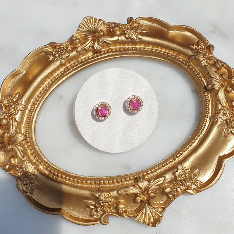 Ruby earrings surrounded by white topaz, detachable gemstones. - 耳環/耳夾/耳骨夾 - 寶石 紅色