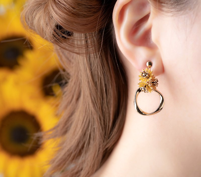 【K14gf】ひまわりの花とツイストリング　ピアス(イヤリング変更可) - 耳環/耳夾 - 樹脂 黃色