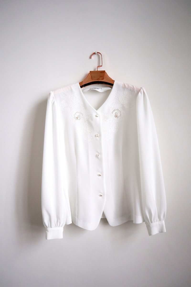 Pumpkin Vintage. Vintage rose beaded chiffon white shirt - เสื้อเชิ้ตผู้หญิง - เส้นใยสังเคราะห์ ขาว