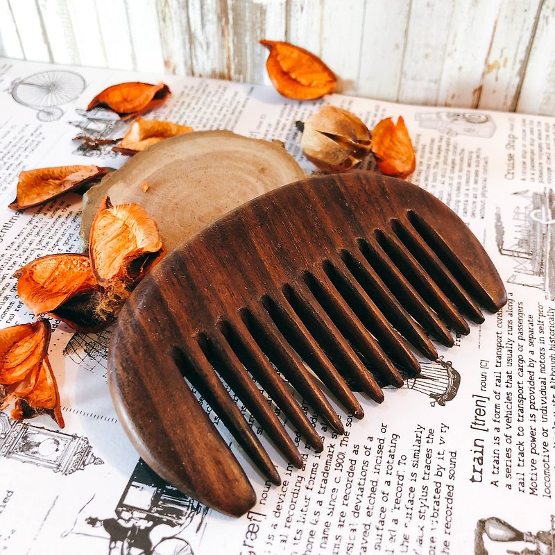 Handmade wooden comb walnut - อุปกรณ์แต่งหน้า/กระจก/หวี - ไม้ 