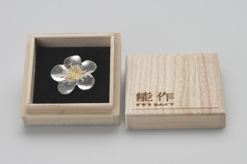 Elegant Flower Brooch-Plum Blossom - เข็มกลัด - โลหะ สีเงิน
