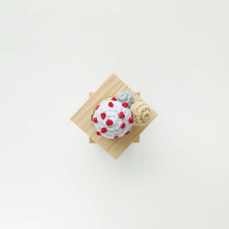 White with Red Polka Dots Crochet Button Cover - อื่นๆ - ผ้าฝ้าย/ผ้าลินิน ขาว
