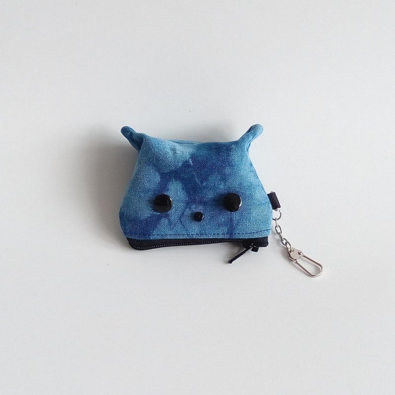 Calm cat coin purse blue dyed coin purse charm key bag storage bag plant dyed environmentally friendly cultural and creative - กระเป๋าใส่เหรียญ - ผ้าฝ้าย/ผ้าลินิน สีน้ำเงิน