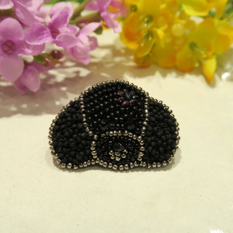 黑色貴婦狗頭釘珠扣針Poodle Beaded Brooch Pin Handmade 手作仔 - 胸針 - 玻璃 黑色