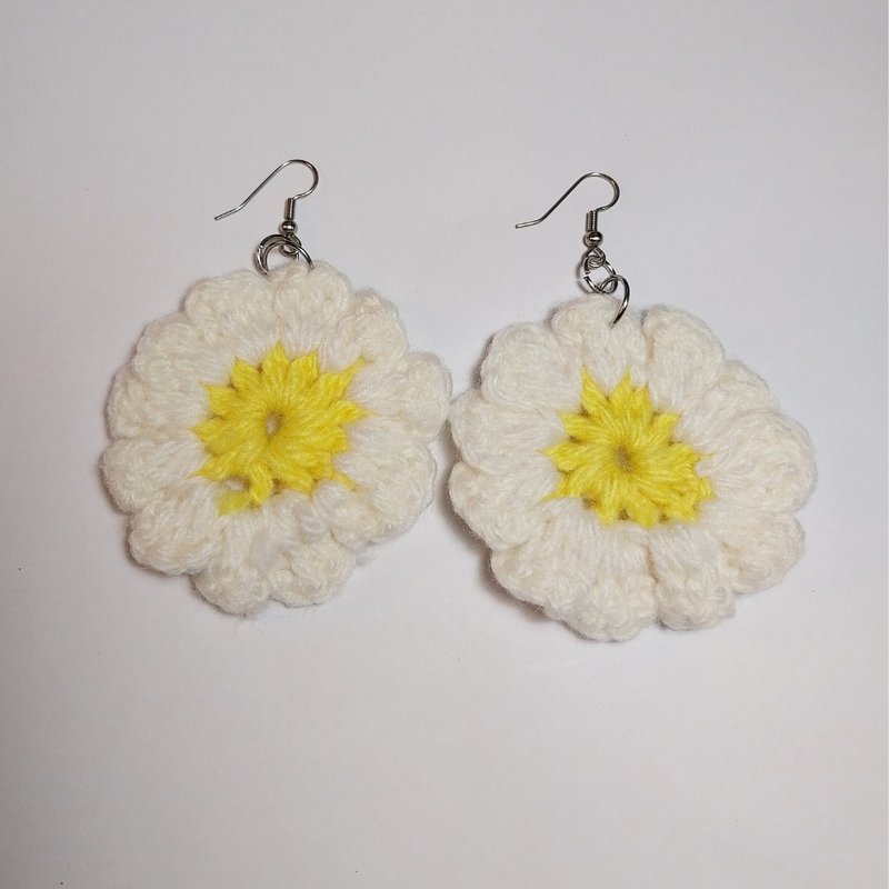 White Yellow Flower Crochet Earring Handmade Stainless Wire Hook - 耳環/耳夾/耳骨夾 - 其他人造纖維 黃色