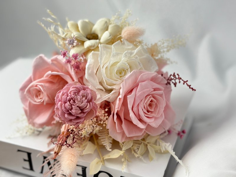 Preserved Flower-Wedding Bouquet romantic eternal bridal bouquet - ช่อดอกไม้แห้ง - พืช/ดอกไม้ สึชมพู