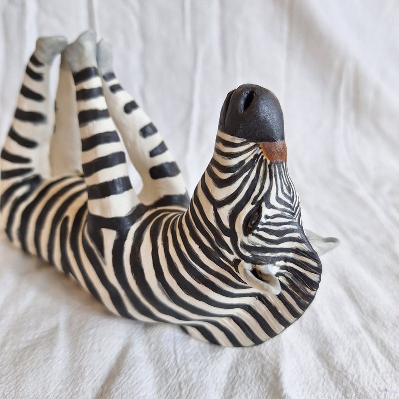 Zebra curled up zebra porcelain figure - ตุ๊กตา - เครื่องลายคราม 