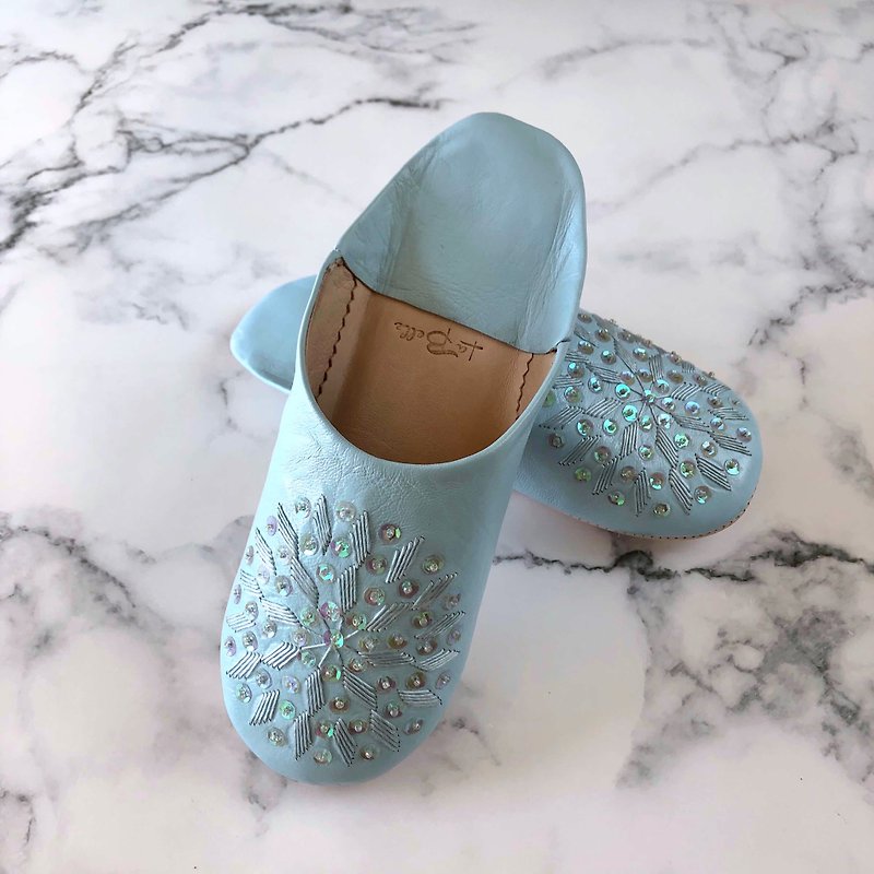 Elegant hand-sewn embroidery Babouche (slippers) Funun AQUA - รองเท้าแตะในบ้าน - หนังแท้ สีน้ำเงิน