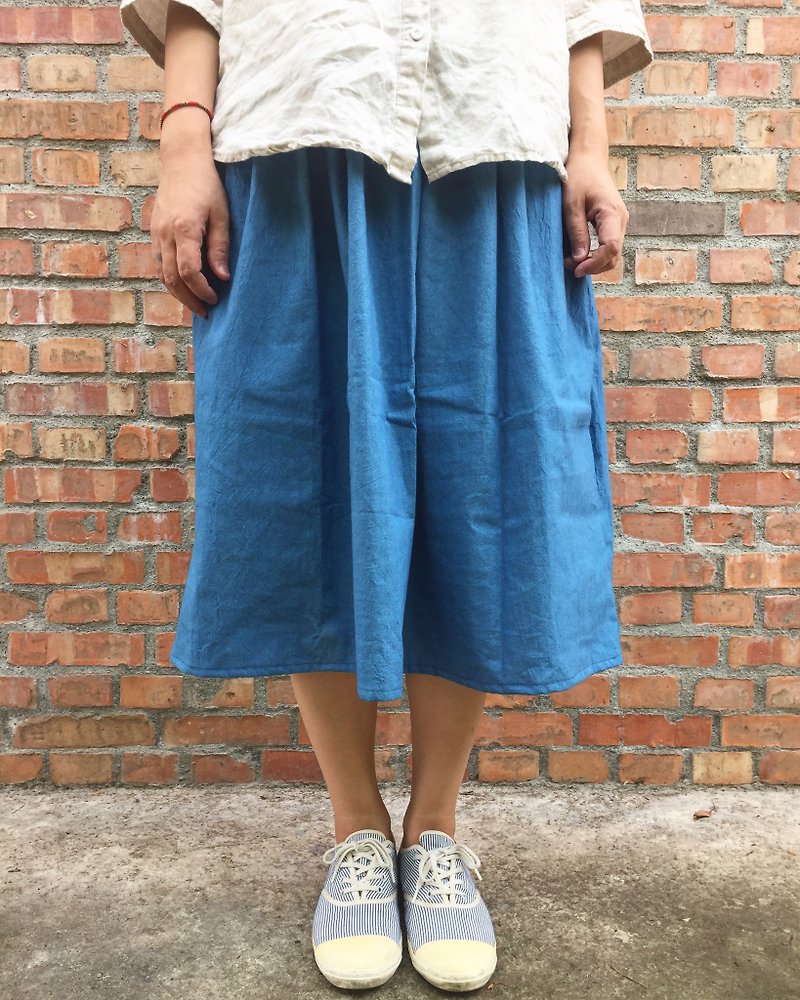 Indigo Grass Blue Stained Pocket Round Skirt - กระโปรง - ผ้าฝ้าย/ผ้าลินิน สีน้ำเงิน