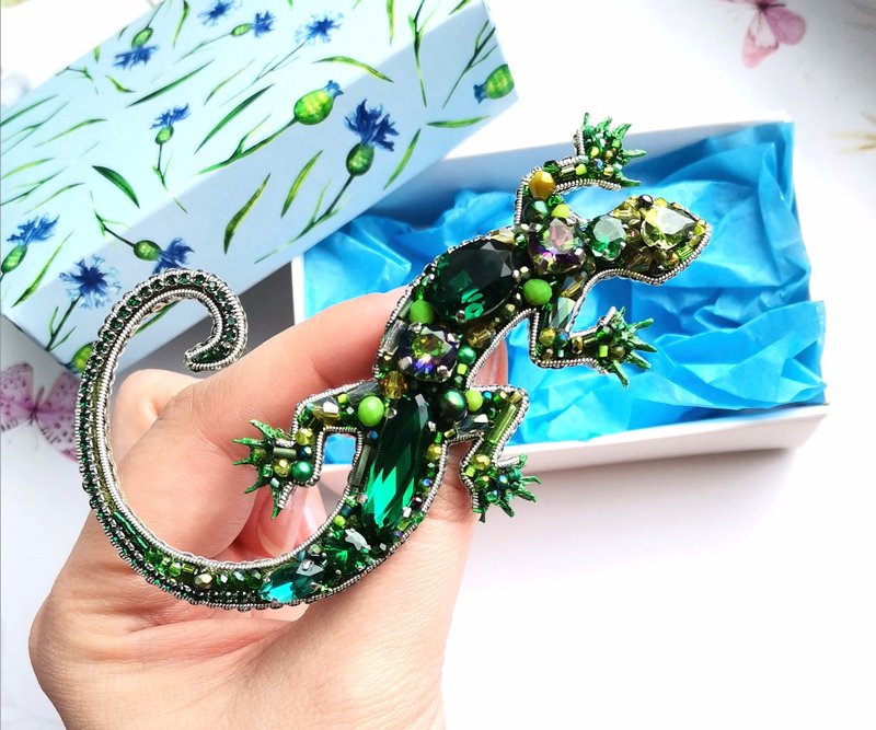 Lizard jewelry brooch with crystals, Lizard pin - 胸針 - 其他材質 綠色