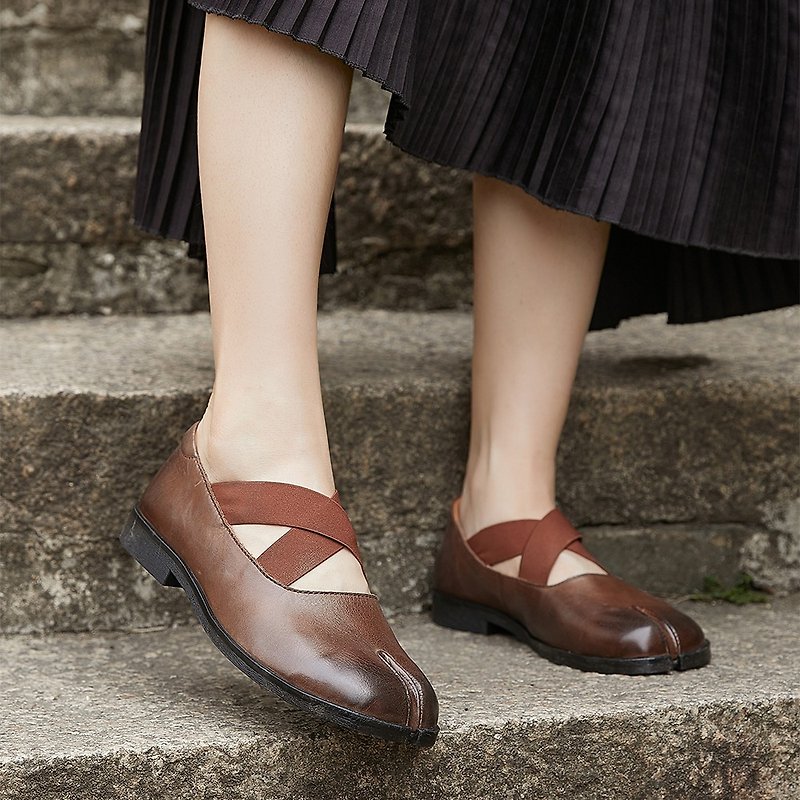 レトロなフラットヒールのスプリットトゥ婦人靴ストラップ - 革靴 - 革 ブラウン